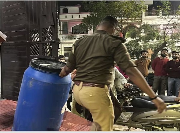 नीले ड्रम को ले जाती पुलिस नीले ड्रम को ले जाती पुलिस