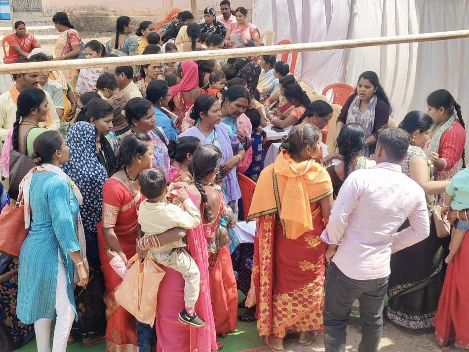 ब्लाक स्तरीय शिविर में लगी लोगों की भीड़।