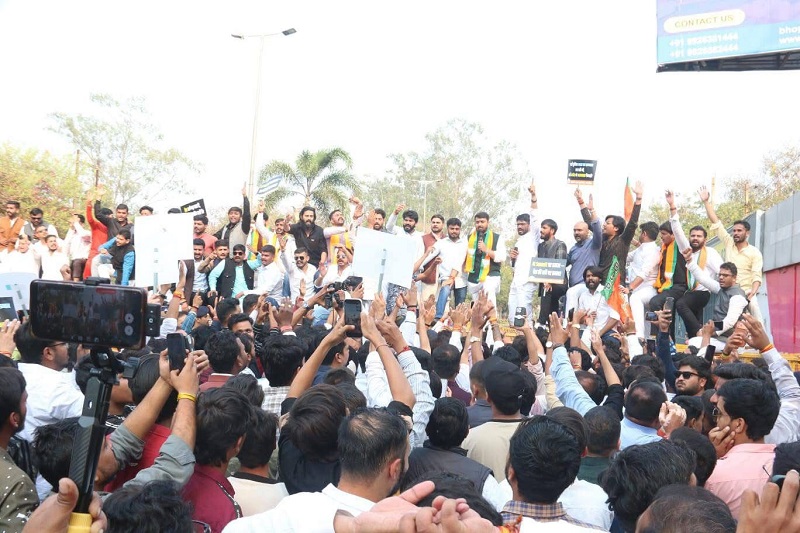 युवा मोर्चा का प्रदर्शन