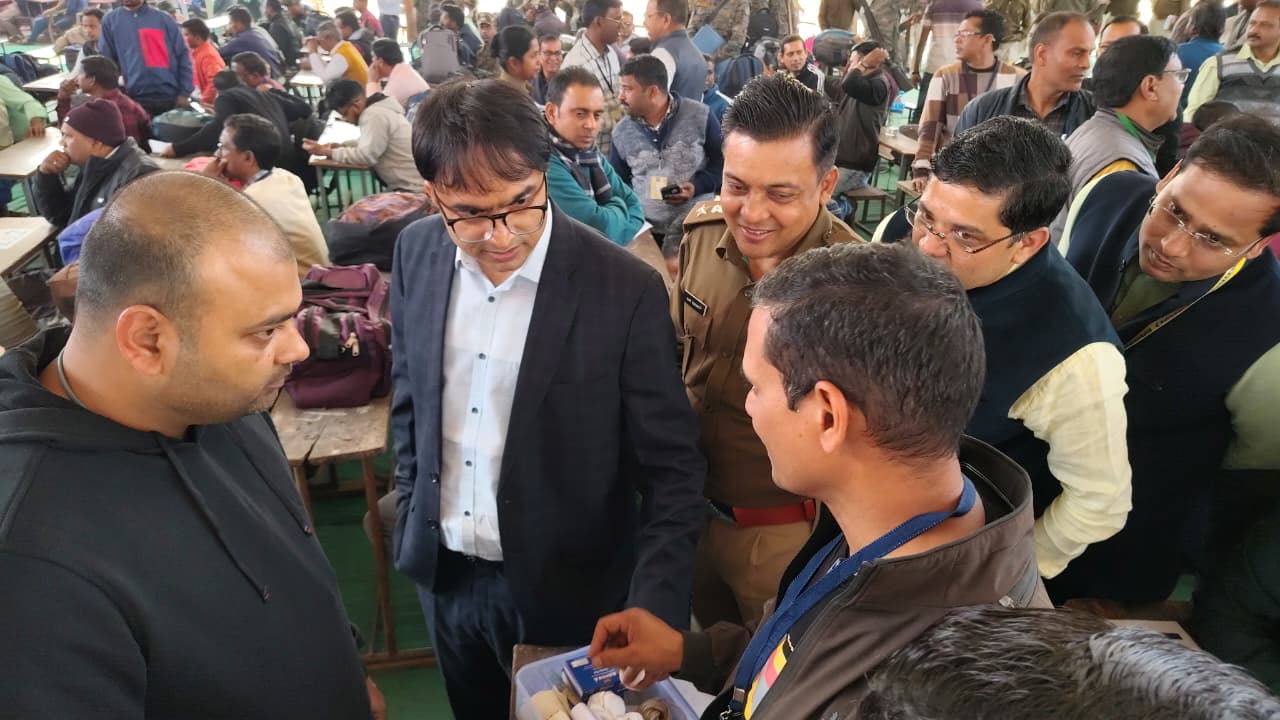 मतदान कर्मियों को रवाना करते अधिकारी मतदान कर्मियों को रवाना करते अधिकारी