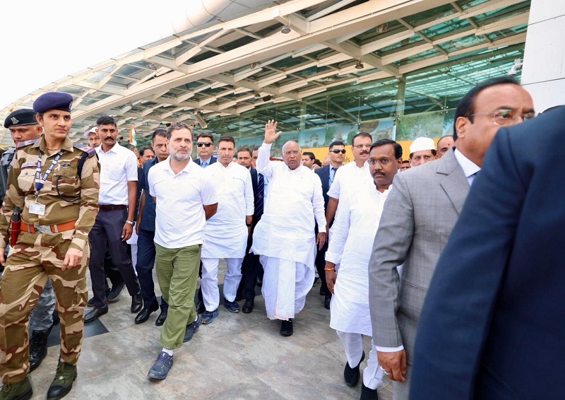 भोपाल एयरपोर्ट पहुंचने पर खरगे-राहुल गांधी का स्वागत करते हुए पार्टी नेता