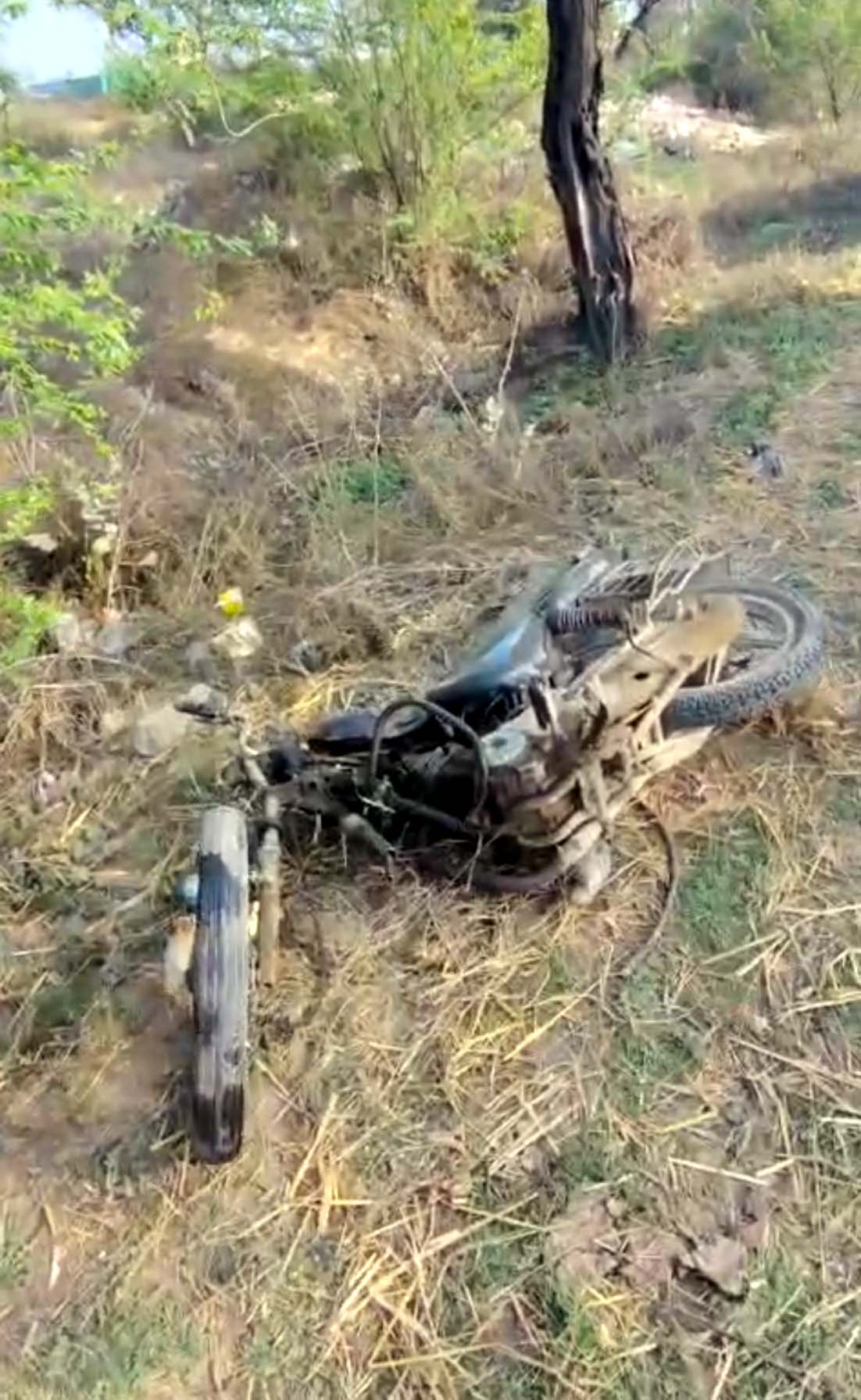 हादसे में क्षतिग्रस्त बाइक।