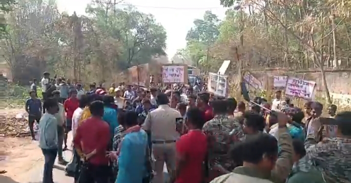 सड़क निर्माण को लेकर प्रदर्शन करते गांव वाले