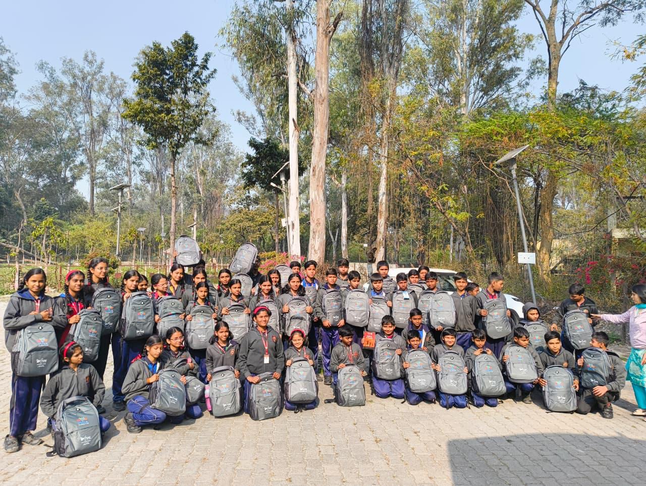 उन्नाव के नवाबगंज स्थित पक्षी विहार का भ्रमण करने पहुंचे विद्यार्थी