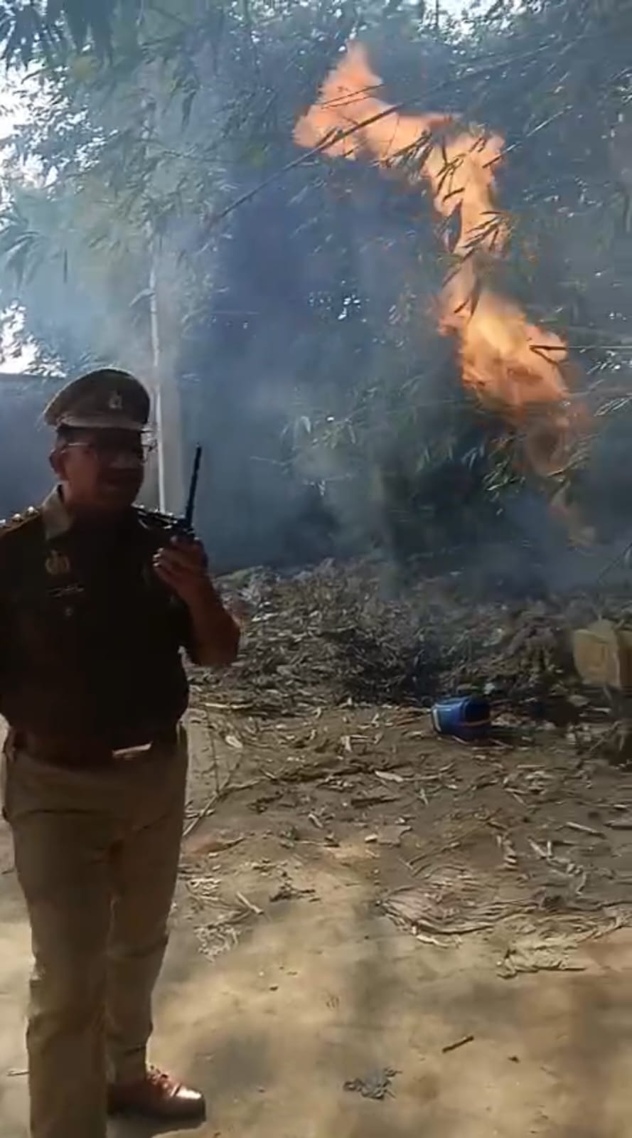 गैस पाइप लाइन में लगी आग मौके पर पहुंचे फायर ब्रिडेग के अधिकारी