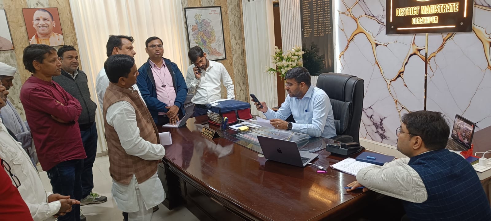 घंटाघर क्षेत्र का डीआईजी एस. चनप्पा, डीएम दीपक मीणा व एसएसपी डॉ. कौस्तुभ ने किया निरीक्षण; चलते-चलते व्यापारियों से की बातचीत, रमजान को लेकर विशेष सुरक्षा के निर्देश* घंटाघर क्षेत्र का डीआईजी एस. चनप्पा, डीएम दीपक मीणा व एसएसपी डॉ. कौस्तुभ ने किया निरीक्षण; चलते-चलते व्यापारियों से की बातचीत, रमजान को लेकर विशेष सुरक्षा के निर्देश*