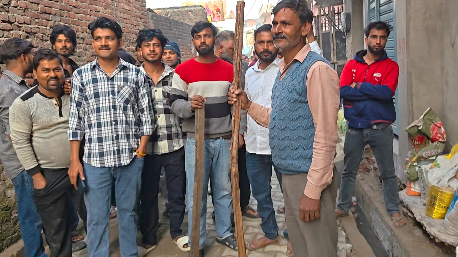 हरथला स्थित गंगा मंदिर के पास तेंदुआ आने के बाद लाठी डंडे लिए खडे लाेग हरथला स्थित गंगा मंदिर के पास तेंदुआ आने के बाद लाठी डंडे लिए खडे लाेग