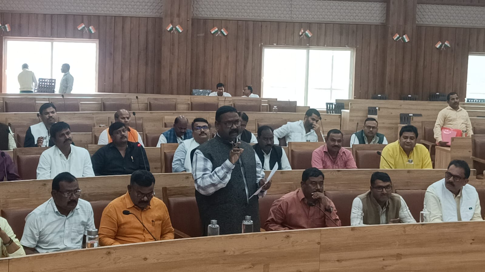 पार्षद निधि एक करोड़ करने की मांग को लेकर हंगामा, बढ़ोतरी के आश्वासन पर शांत हुआ सदन* पार्षद निधि एक करोड़ करने की मांग को लेकर हंगामा, बढ़ोतरी के आश्वासन पर शांत हुआ सदन*