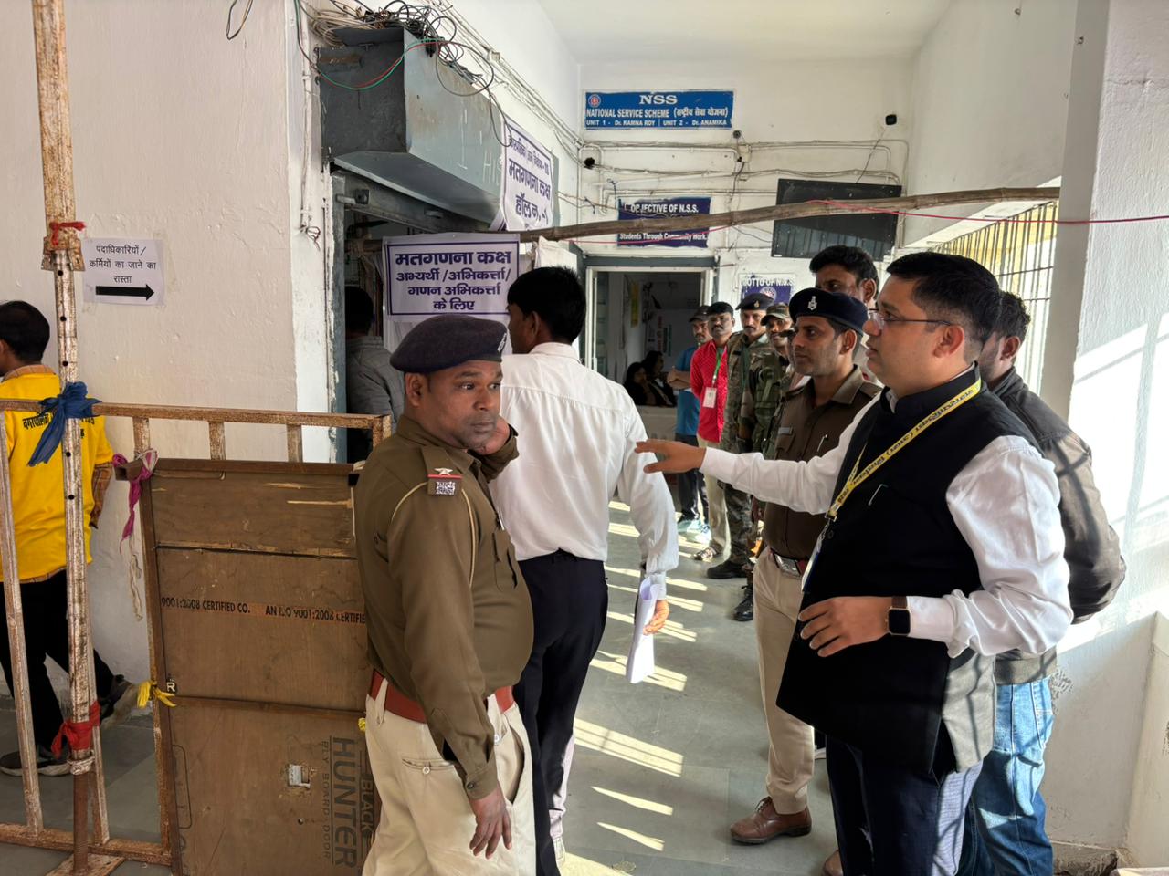 निरीक्षण करते अधिकारी निरीक्षण करते अधिकारी