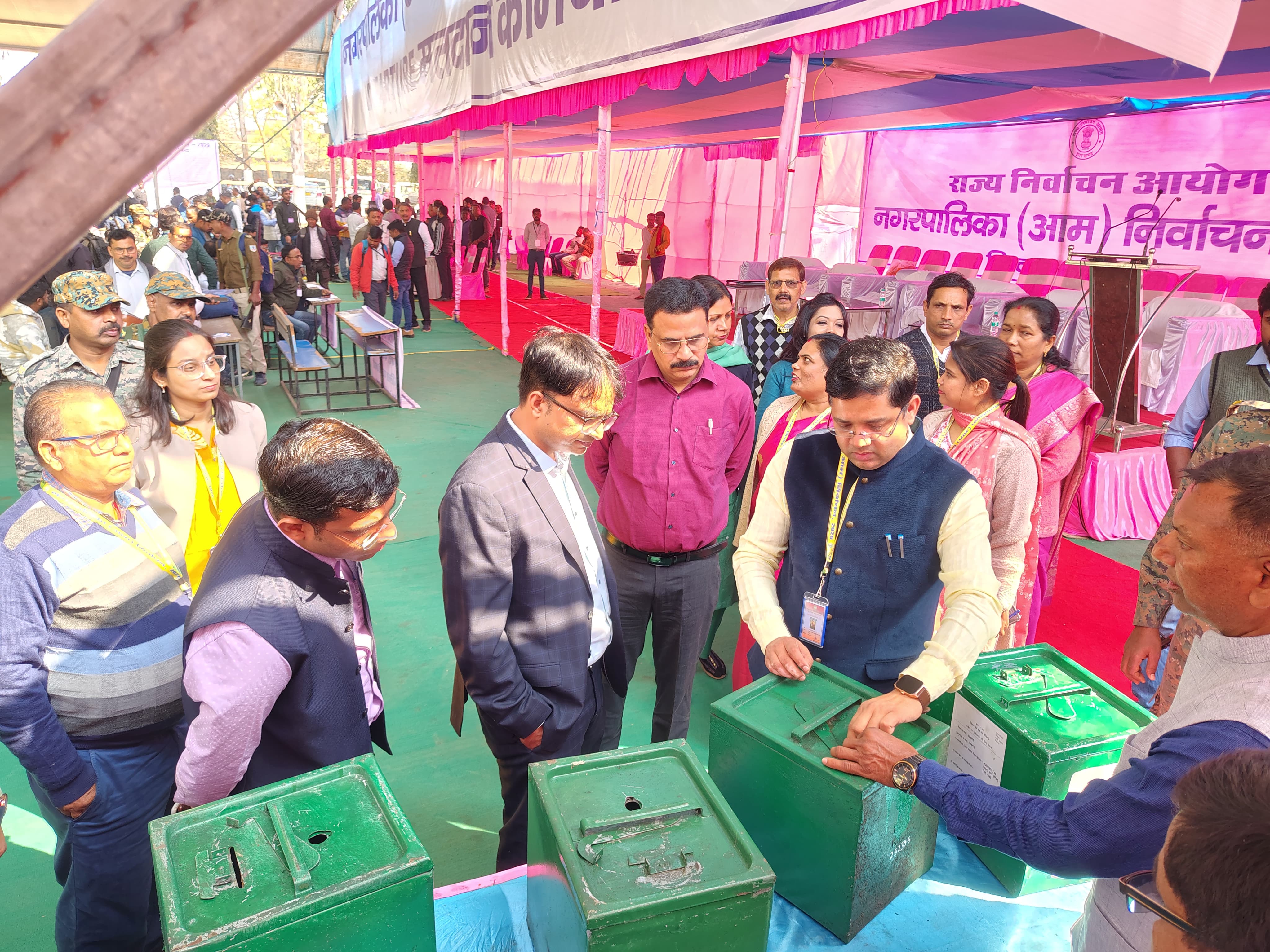 मतदान कर्मियों को रवाना करते अधिकारी मतदान कर्मियों को रवाना करते अधिकारी