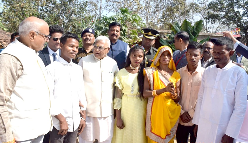 राज्यपाल मंगुभाई पटेल ने सीधी जिले के ग्राम परसिली में ओम प्रकाश बैगा के परिजनों से आत्मीय संवाद किया राज्यपाल मंगुभाई पटेल ने सीधी जिले के ग्राम परसिली में ओम प्रकाश बैगा के परिजनों से आत्मीय संवाद किया