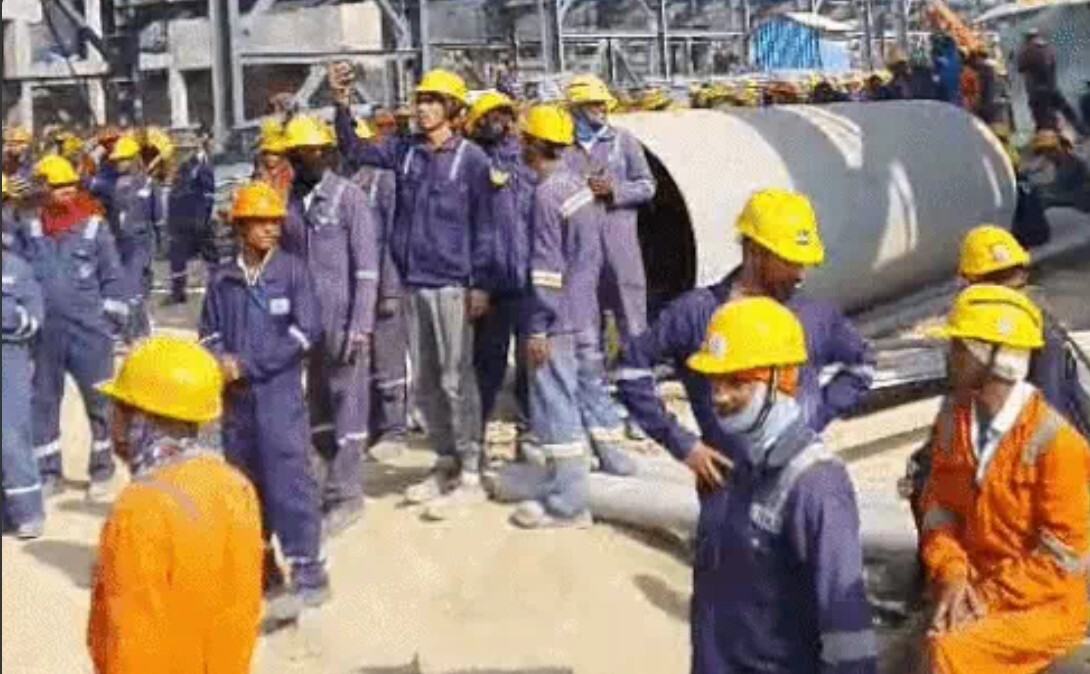 पानीपत रिफाइनरी में सीआईएसएफ पर पथराव करते मजदूर