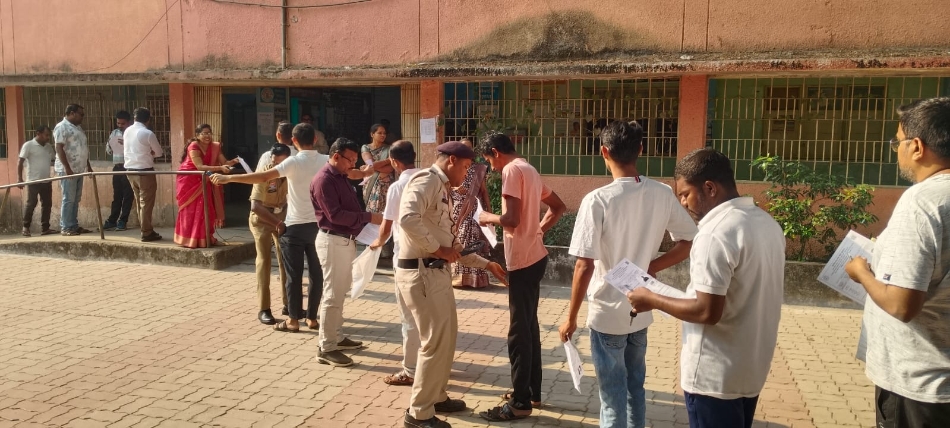 शहर के डा शोभाराम देवांगन स्कूल के परीक्षा केंद्र में सुबह से अभ्यर्थियों की लाइन लगी। शहर के डा शोभाराम देवांगन स्कूल के परीक्षा केंद्र में सुबह से अभ्यर्थियों की लाइन लगी।