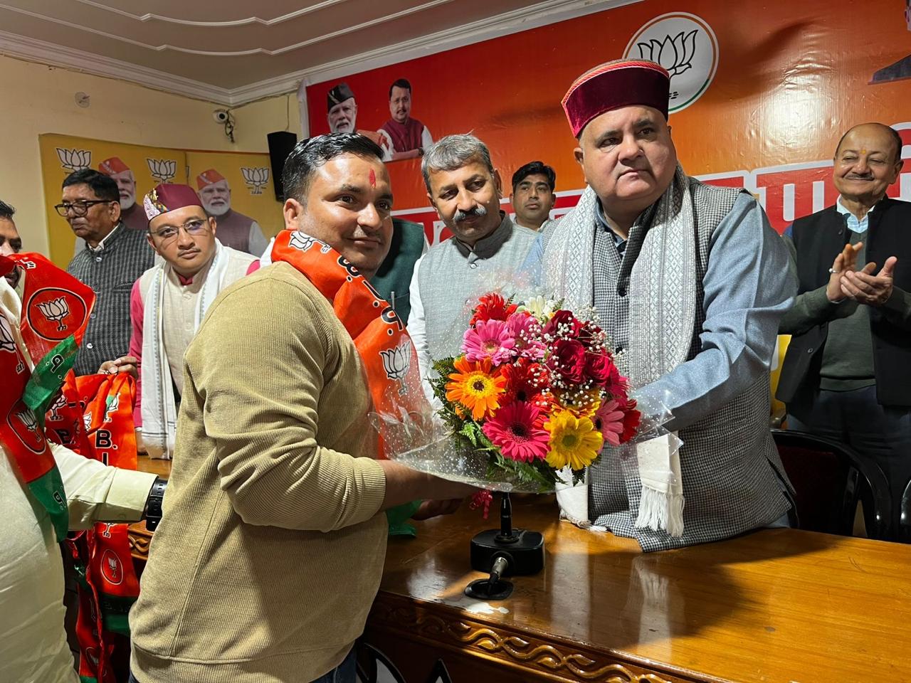 दर्जनों जनप्रतिनिधियों ने थामा कमल: