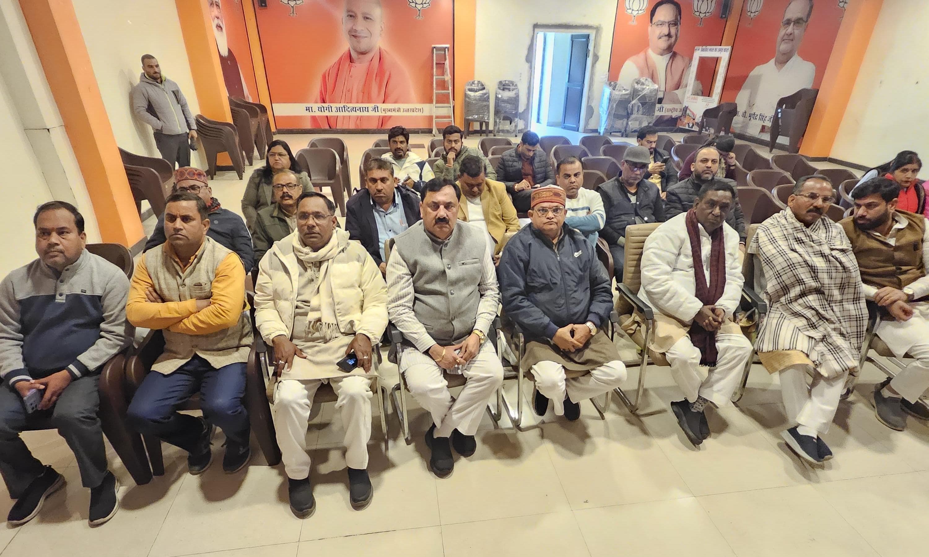 मुरादाबाद में भाजपा कार्यालय पर आम बजट का सीधा प्रसारण देखते भाजपा पदाधिकारी व जनप्रतिनिधि।