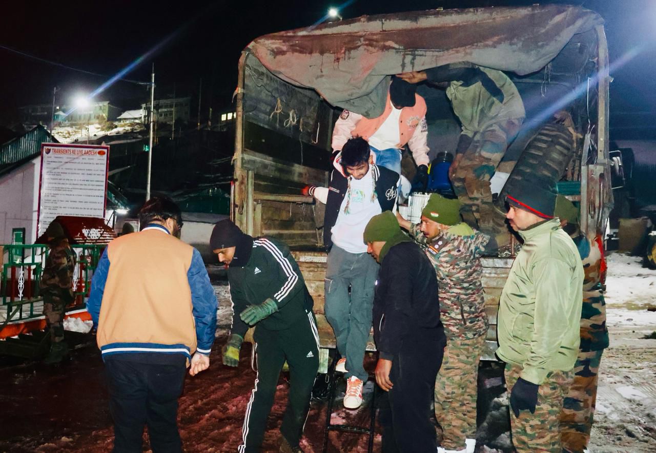 फसेका पर्यटकहरूको उद्दार