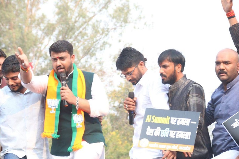 युवा मोर्चा का प्रदर्शन