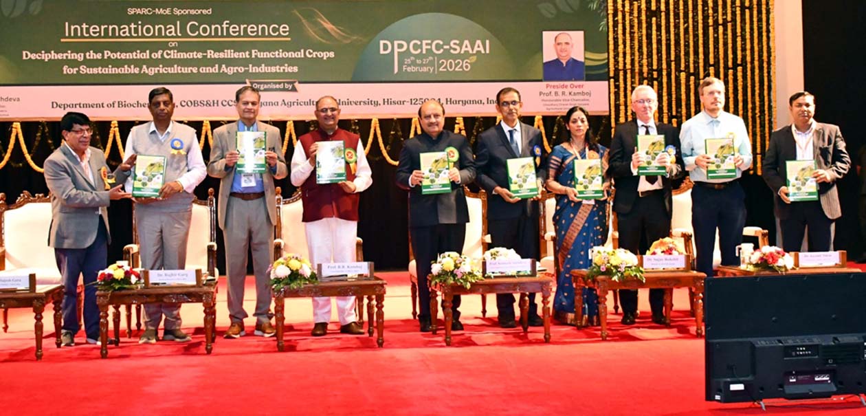 पुस्तिका का विमोचन करते मुख्य अतिथि प्रो. सोमनाथ सचदेवा व अन्य।