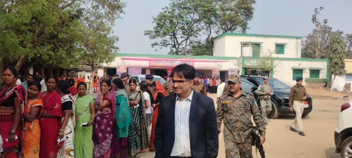 मतदान केंद्र का निरीक्षण करते डीसी