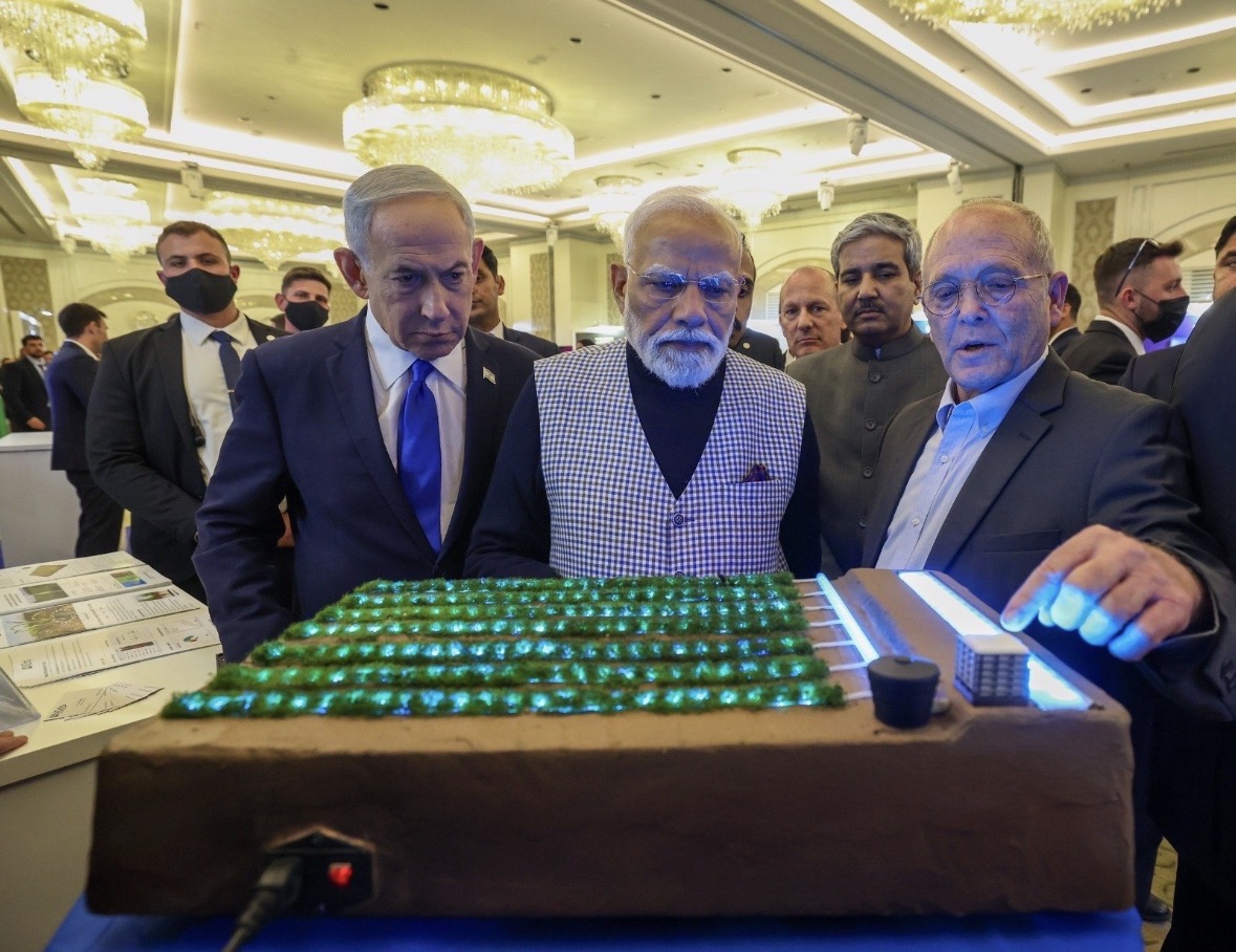 यरुशलम में प्रौद्योगिकी प्रदर्शनी का अवलोकन करते प्रधानमंत्री नरेन्द्र मोदी और इजराइल के प्रधानमंत्री बेंजामिन नेतन्याहू।