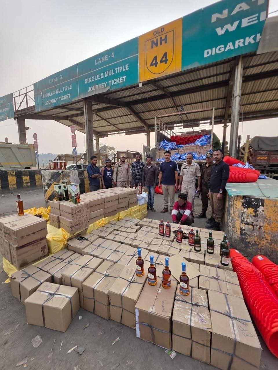 बरामद की गई अंग्रेजी शराब बरामद की गई अंग्रेजी शराब