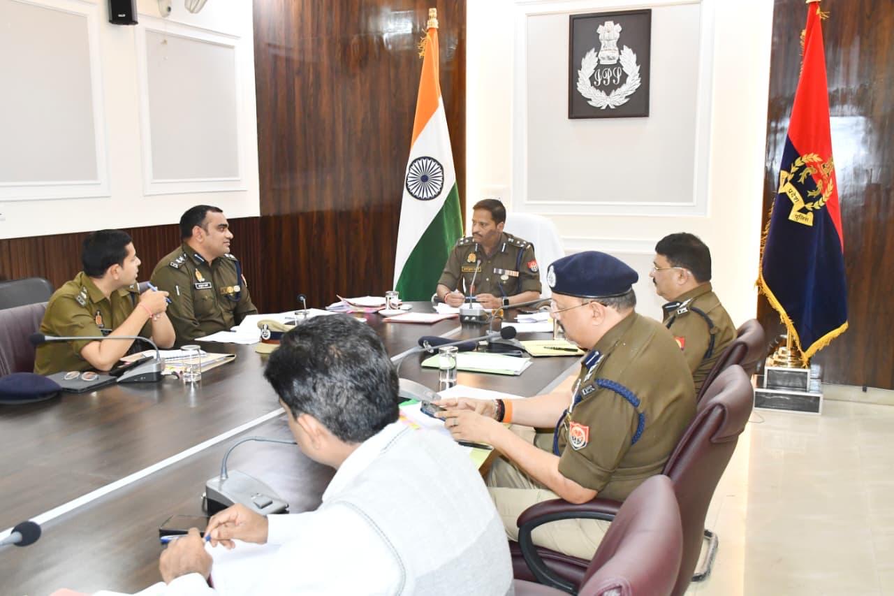 होली से पहले कानून-व्यवस्था की समीक्षा करते डीआईजी अजय कुमार साहनी, बैठक में मौजूद चार जिलों के पुलिस कप्तान।