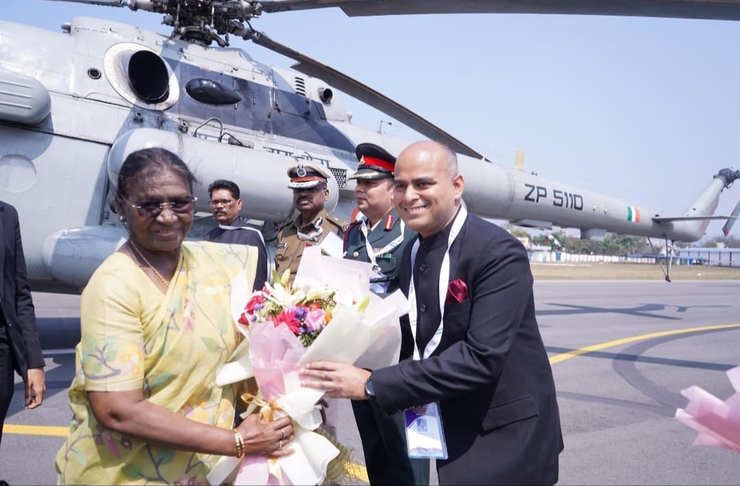 राज्यपाल संतोष कुमार गंगवार, मुख्यमंत्री हेमंत सोरेन, उपयुक्त कर्ण सत्यार्थी ने पुष्पगुच्छ भेंट कर स्वागत और कार्यक्रम स्थल का फोटो राज्यपाल संतोष कुमार गंगवार, मुख्यमंत्री हेमंत सोरेन, उपयुक्त कर्ण सत्यार्थी ने पुष्पगुच्छ भेंट कर स्वागत और कार्यक्रम स्थल का फोटो
