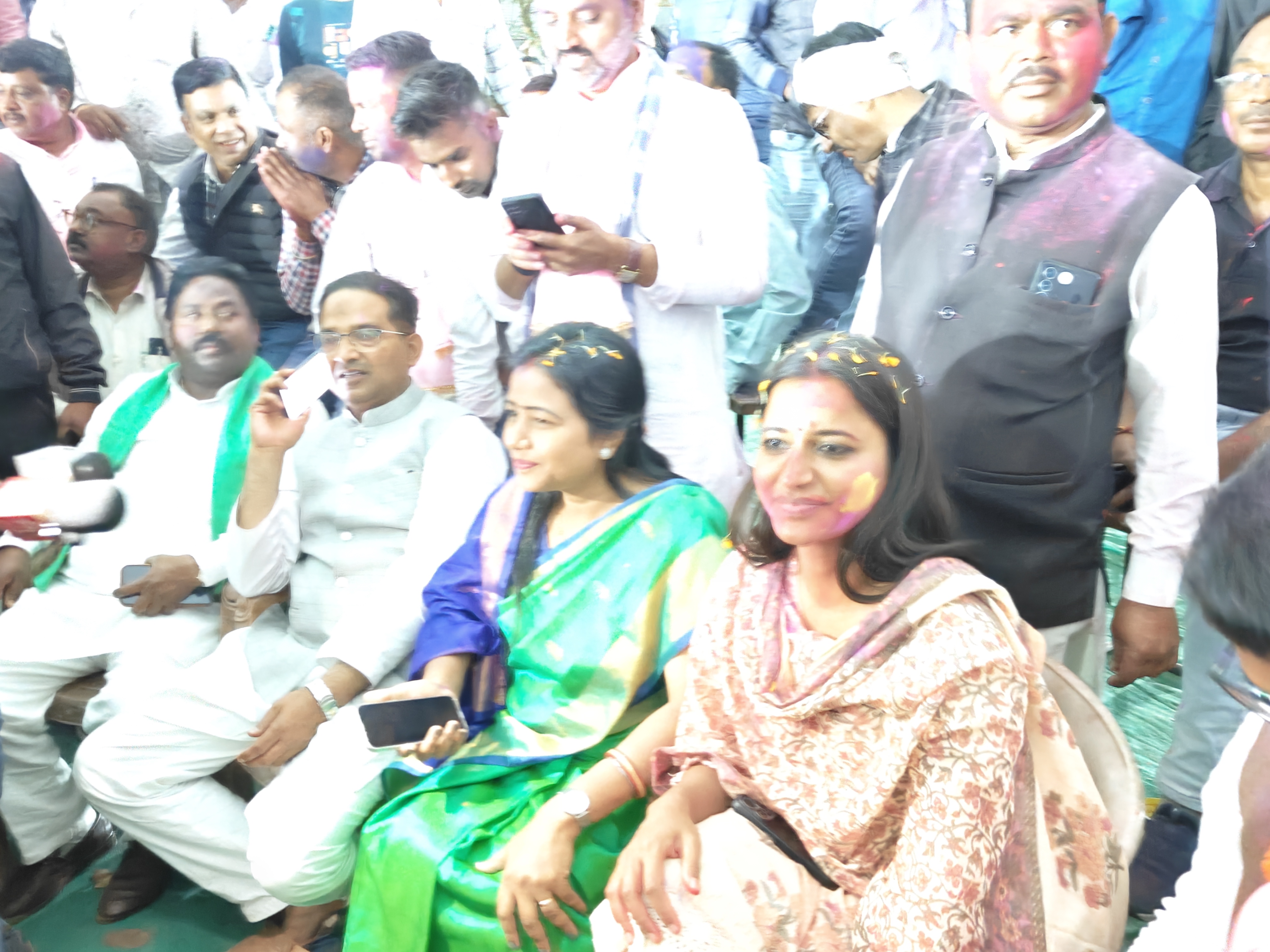 जीत के जश्न में शामिल विधायक ममता देवी और पूर्व विधायक अंबा प्रसाद