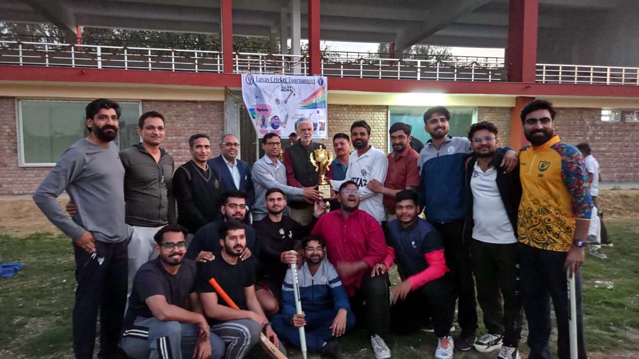 विजेता टीम काे सम्मानित करते मुख्य अतिथि।