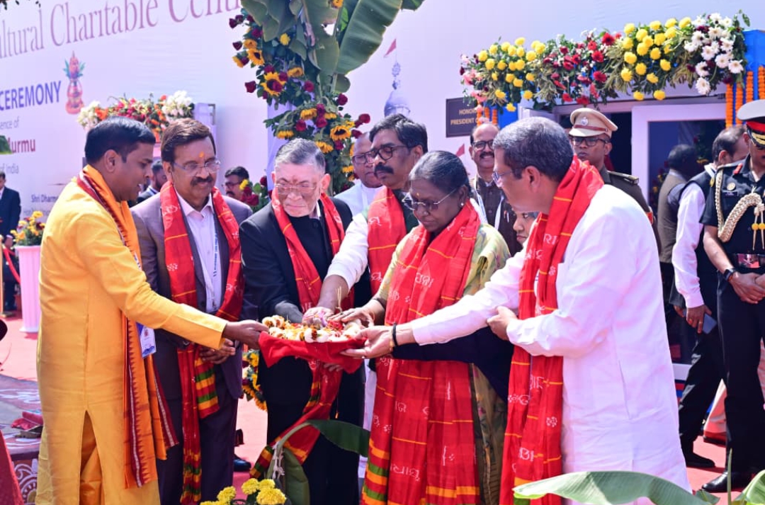 राज्यपाल संतोष कुमार गंगवार, मुख्यमंत्री हेमंत सोरेन , उपयुक्त कर्ण सत्यार्थी द्वारा स्वागत और राष्ट्रपति द्रौपदी मुर्मू द्वारा पूजा किया गया