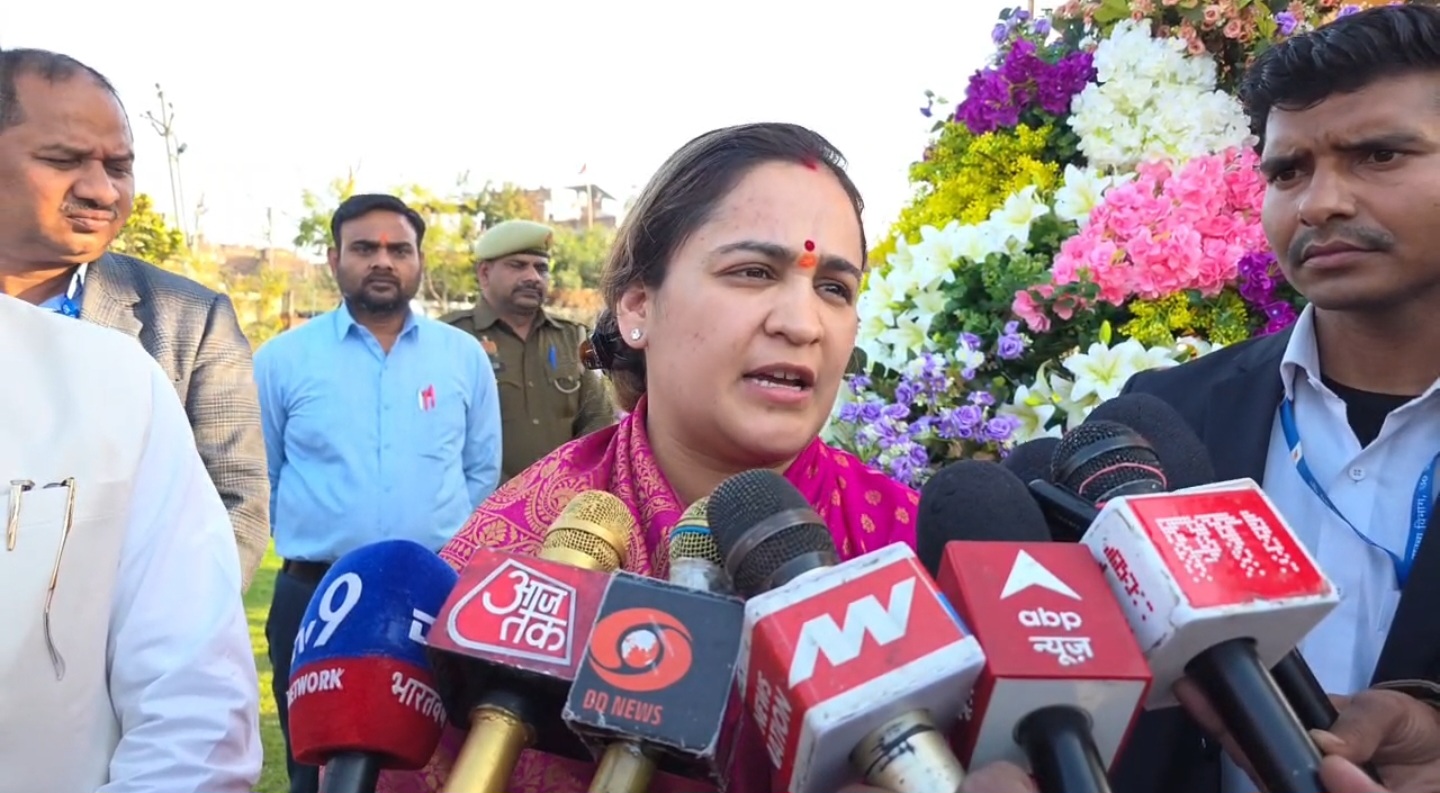 मीडिया से वार्ता करते हुऎ अपर्णा यादव