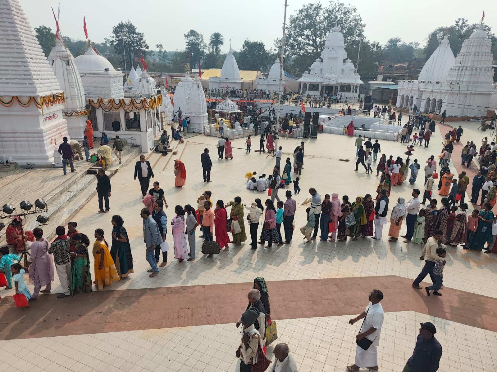 मां नर्मदा मंदिर में भीड मां नर्मदा मंदिर में भीड