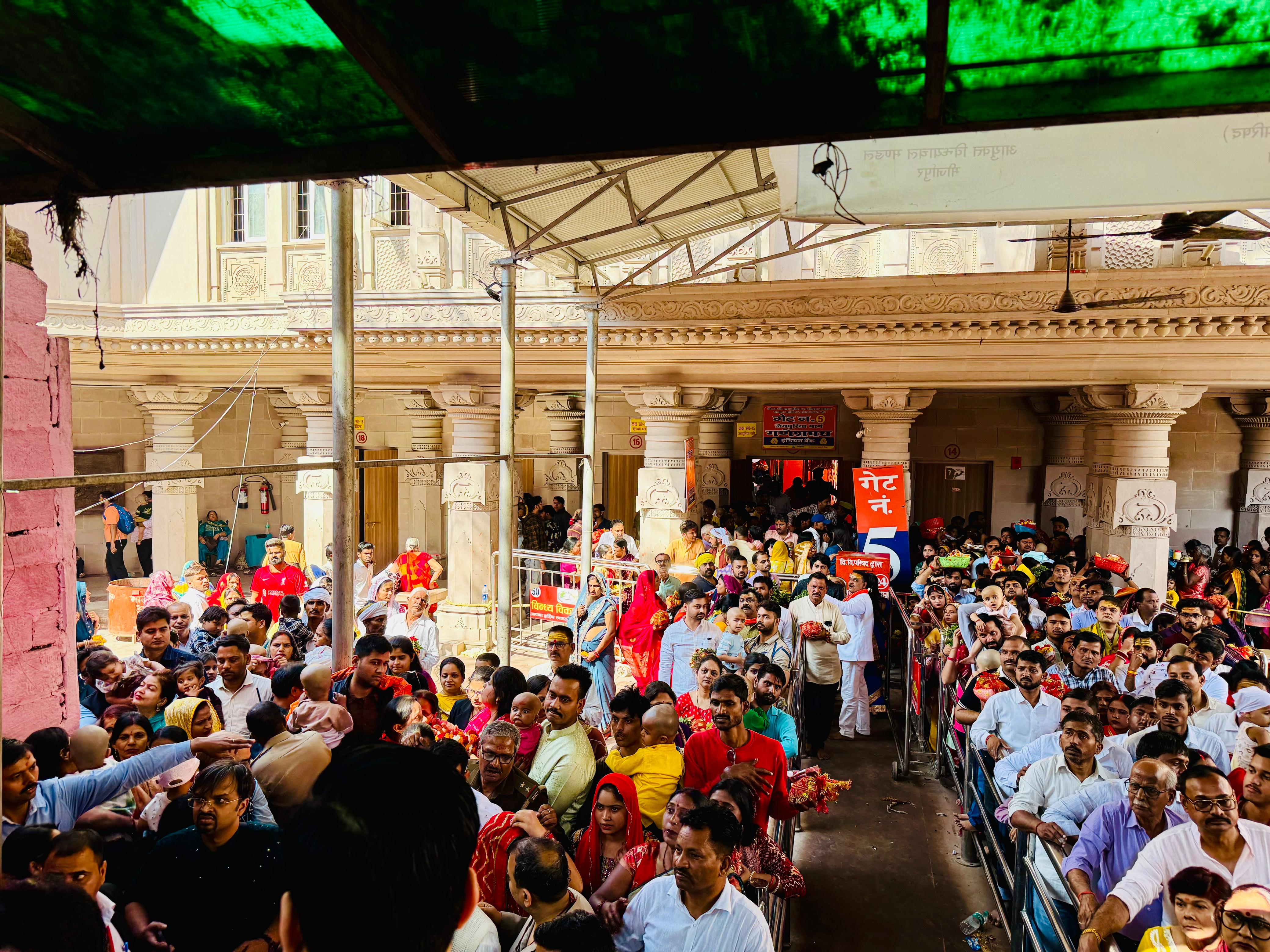 विंध्य दरबार में श्रद्धालुओं का तांता। विंध्य दरबार में श्रद्धालुओं का तांता।