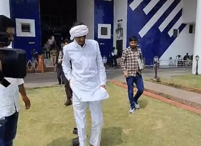 विधानसभा परिसर में शीर्षासन करते हुए विधायक जंडेल