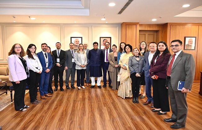 इजयरायल के प्रतिनिधिमंडल के साथ बैठक करते वाणिज्य मंत्री पीयूष गोयल