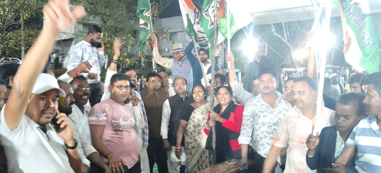 जश्न में डूबे समर्थक