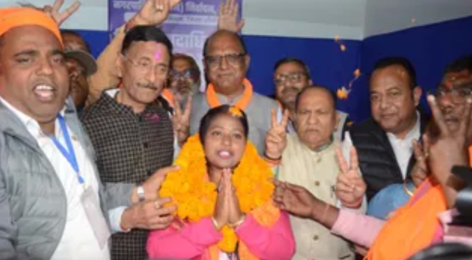 जीत के बाद रोशनी सहित अन्य भाजपा नेता जीत के बाद रोशनी सहित अन्य भाजपा नेता