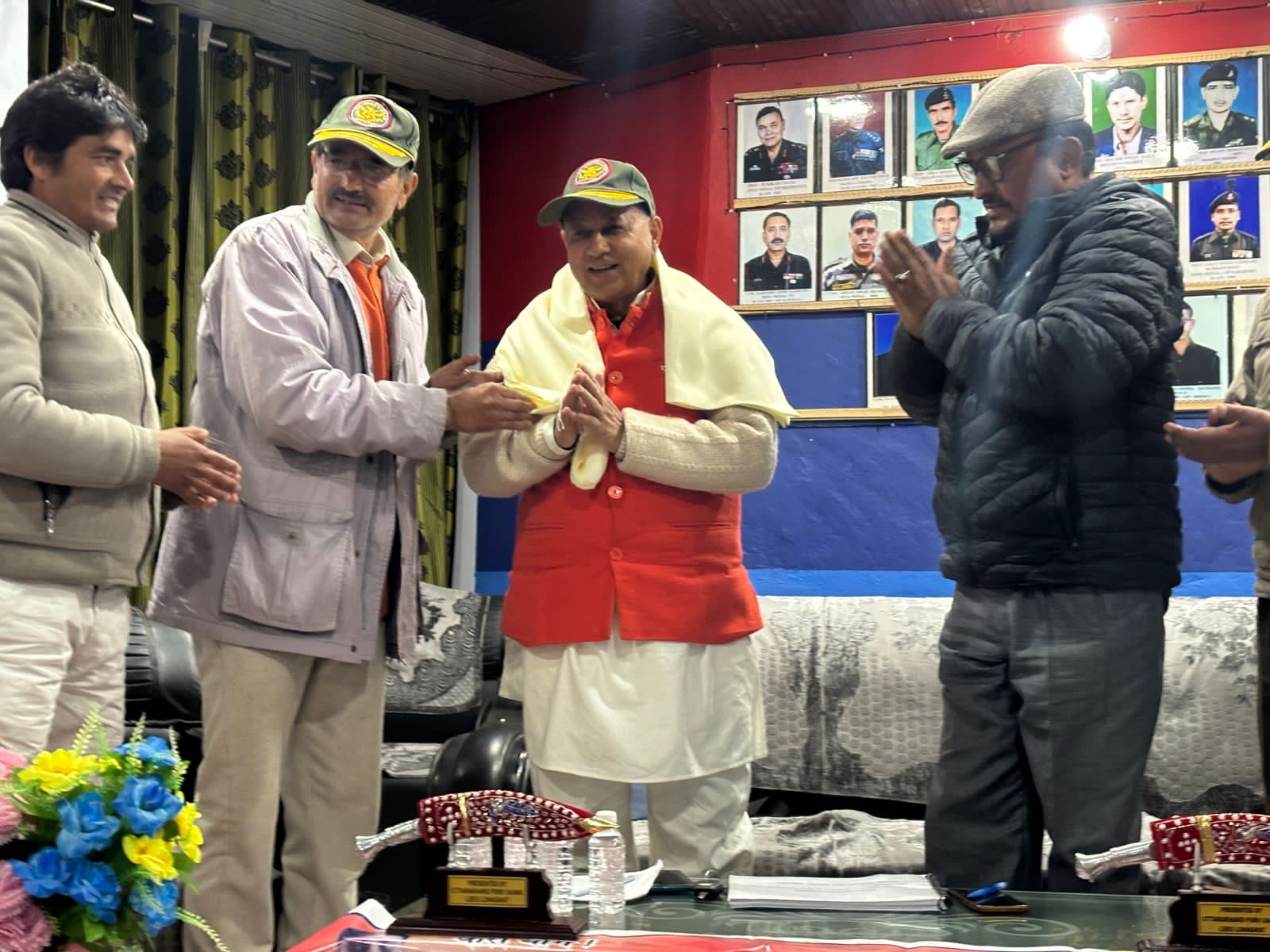 प्रदेश प्रभारी को सम्मानित करते हुए प्रदेश प्रभारी को सम्मानित करते हुए