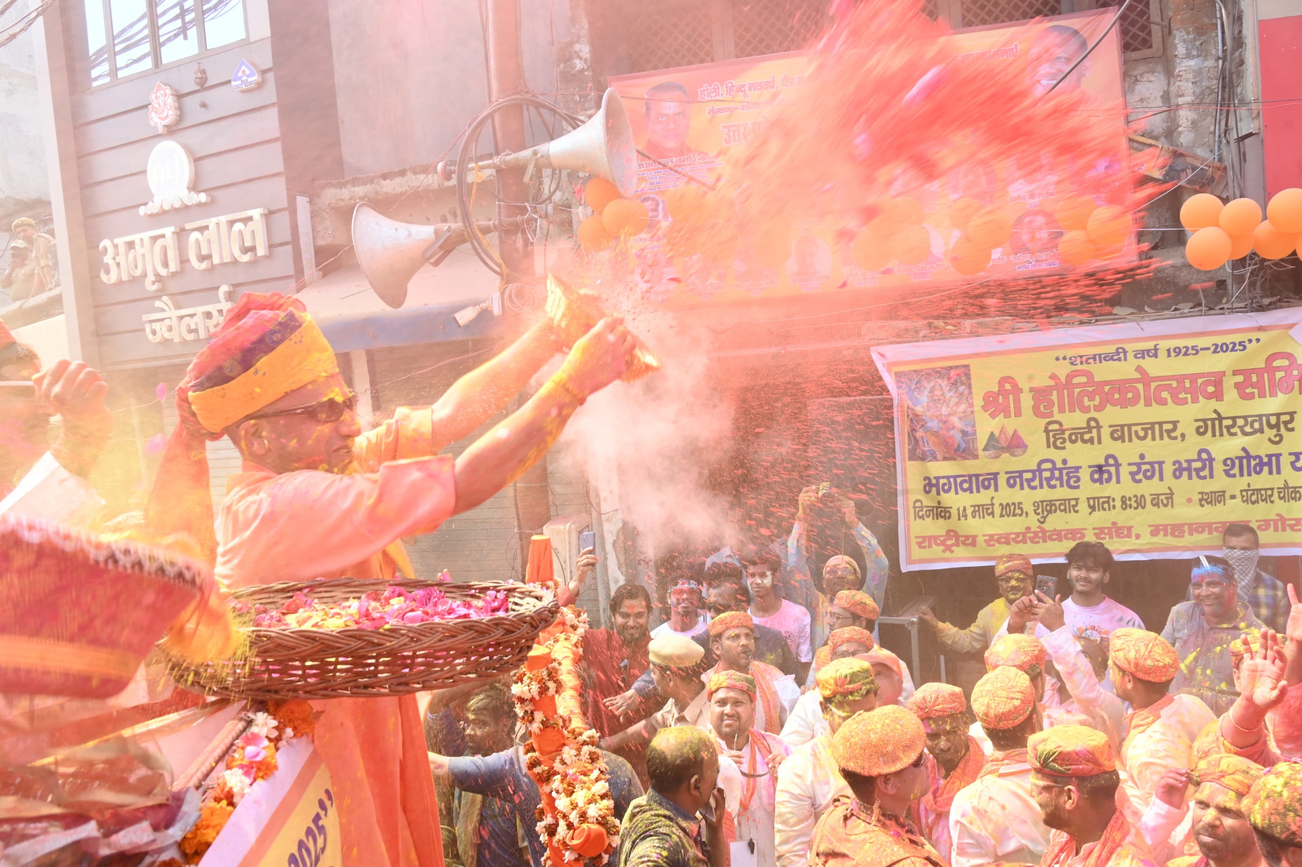 दोनों शोभायात्राओं का गोरक्षपीठ से है गहरा नाता, सीएम बनने के बाद व्यस्तताओं के बावजूद बतौर गोरक्षपीठाधीश्वर शामिल होते हैं योगी आदित्यनाथ*