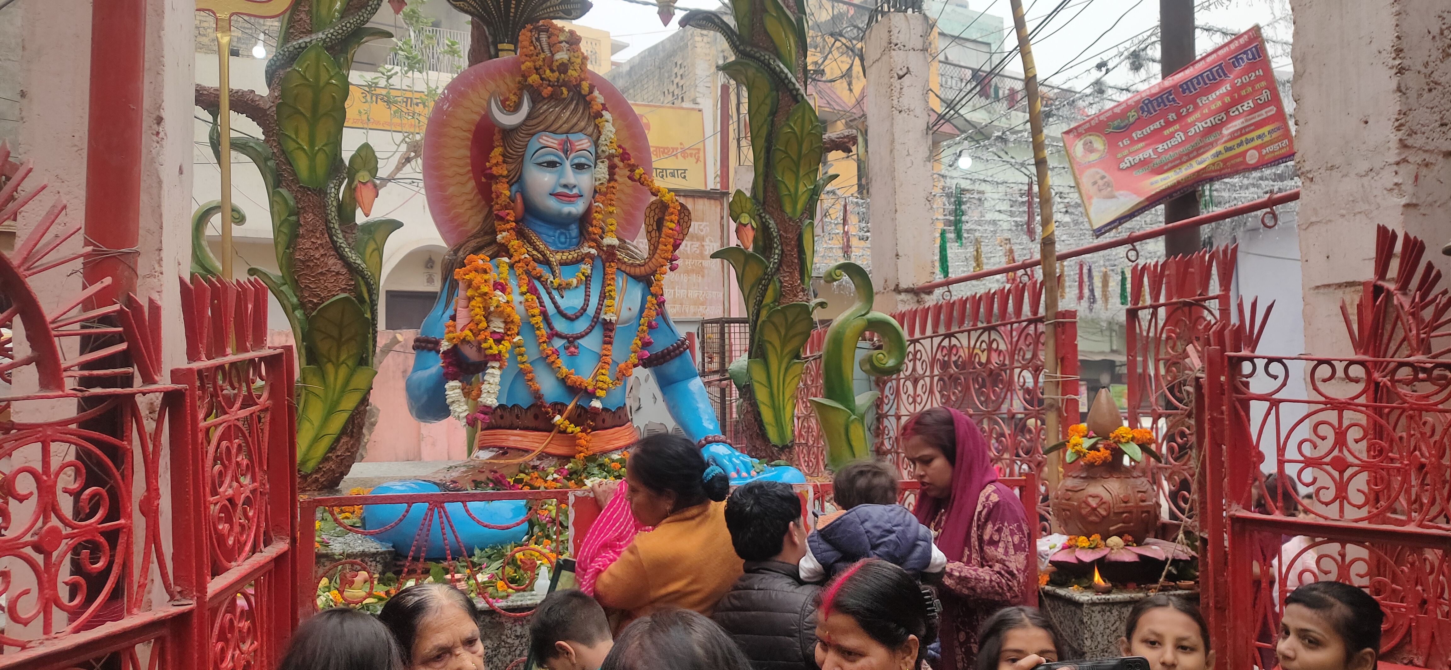 प्राचीन सिद्धपीठ 84 घंटा मंदिर परिसर में शंकर भगवान की विशाल मूर्ति।