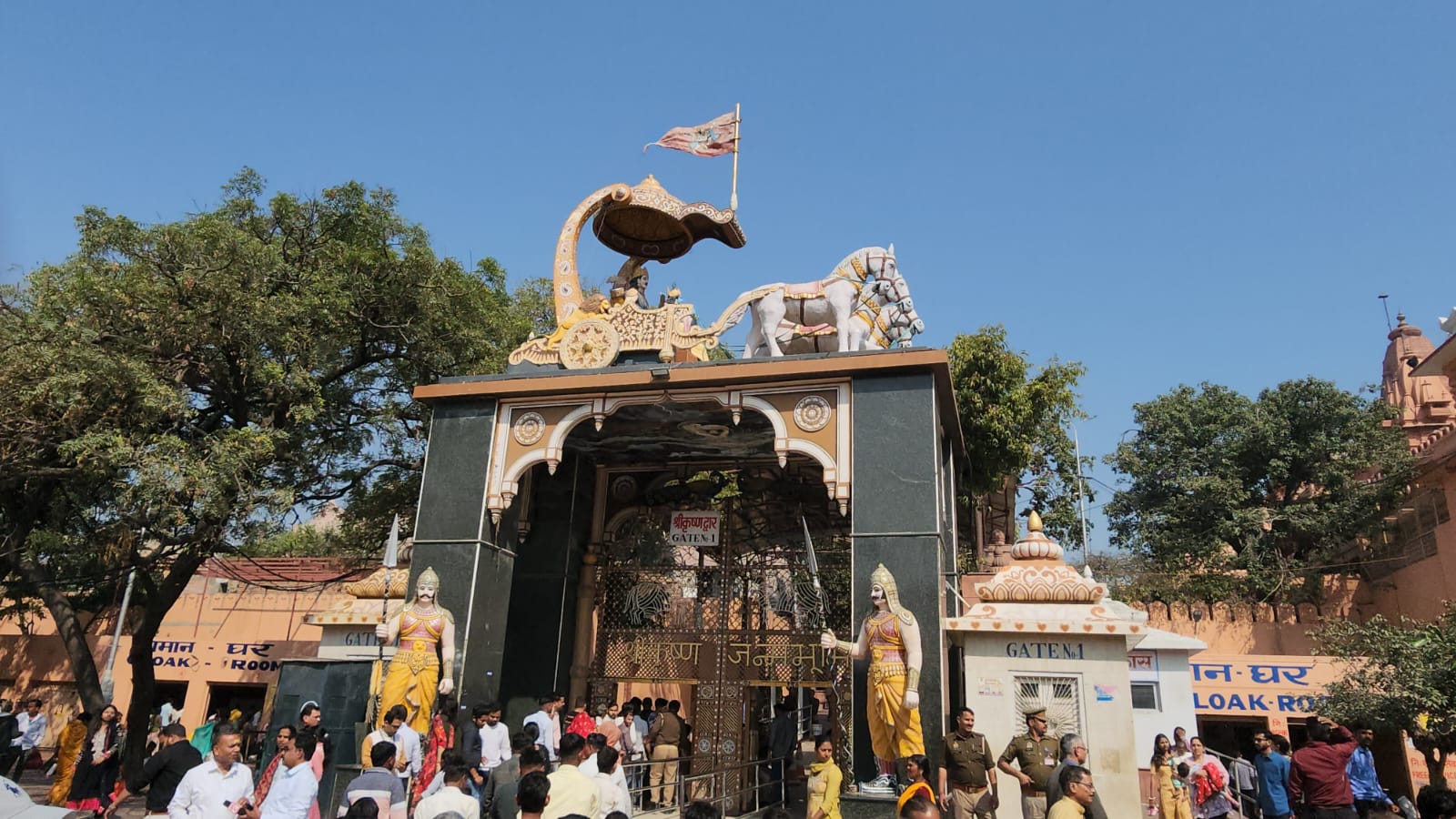 श्री कृष्ण जन्मस्थल पहुंचा विश्वनाथ धाम से भेजा गया उपहार