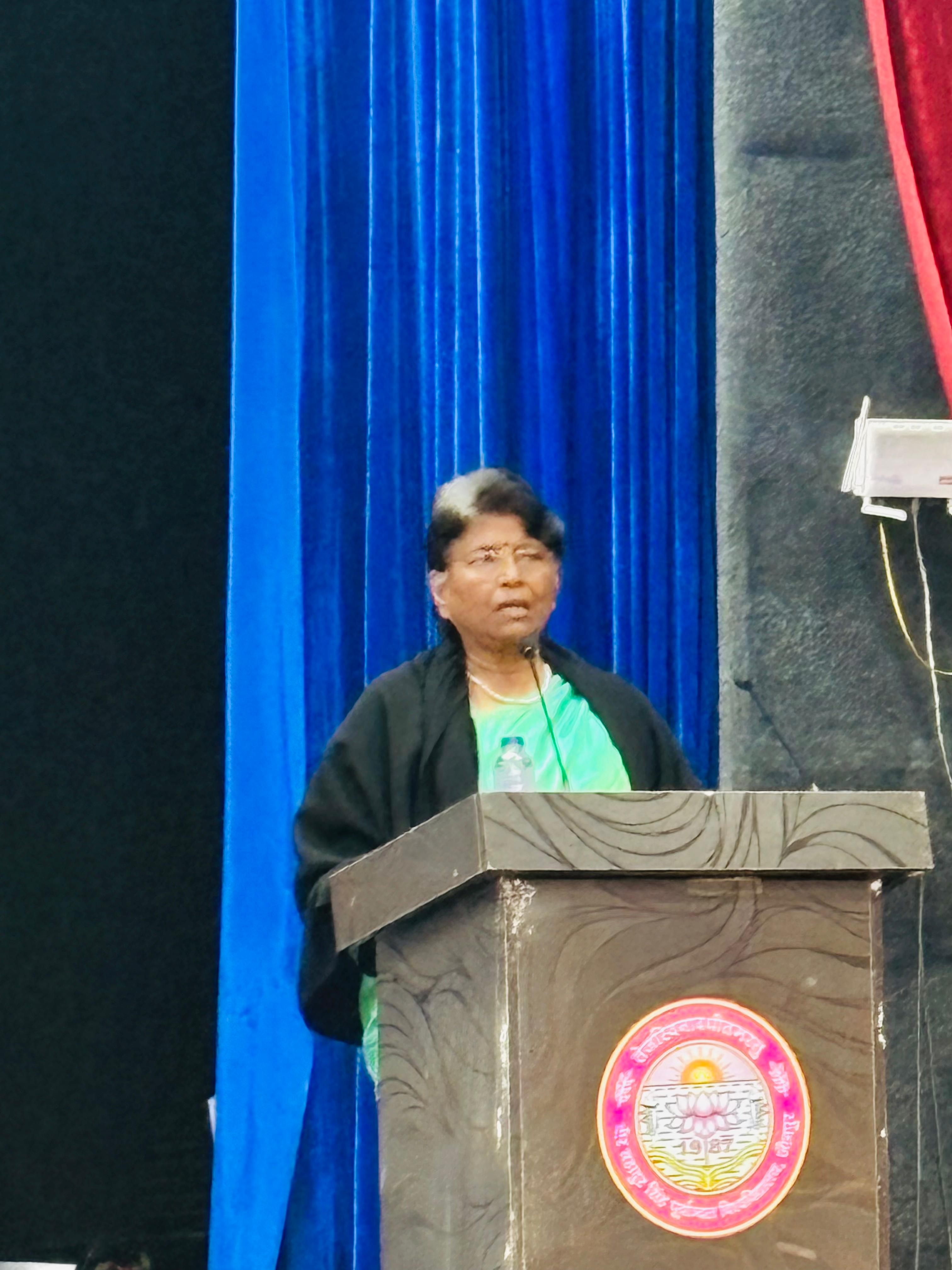 पूर्वांचल विश्वविद्यालय में आयोजित कार्यक्रम को सम्बोधित करते हुए कुलपति प्रो वंदना सिंह पूर्वांचल विश्वविद्यालय में आयोजित कार्यक्रम को सम्बोधित करते हुए कुलपति प्रो वंदना सिंह