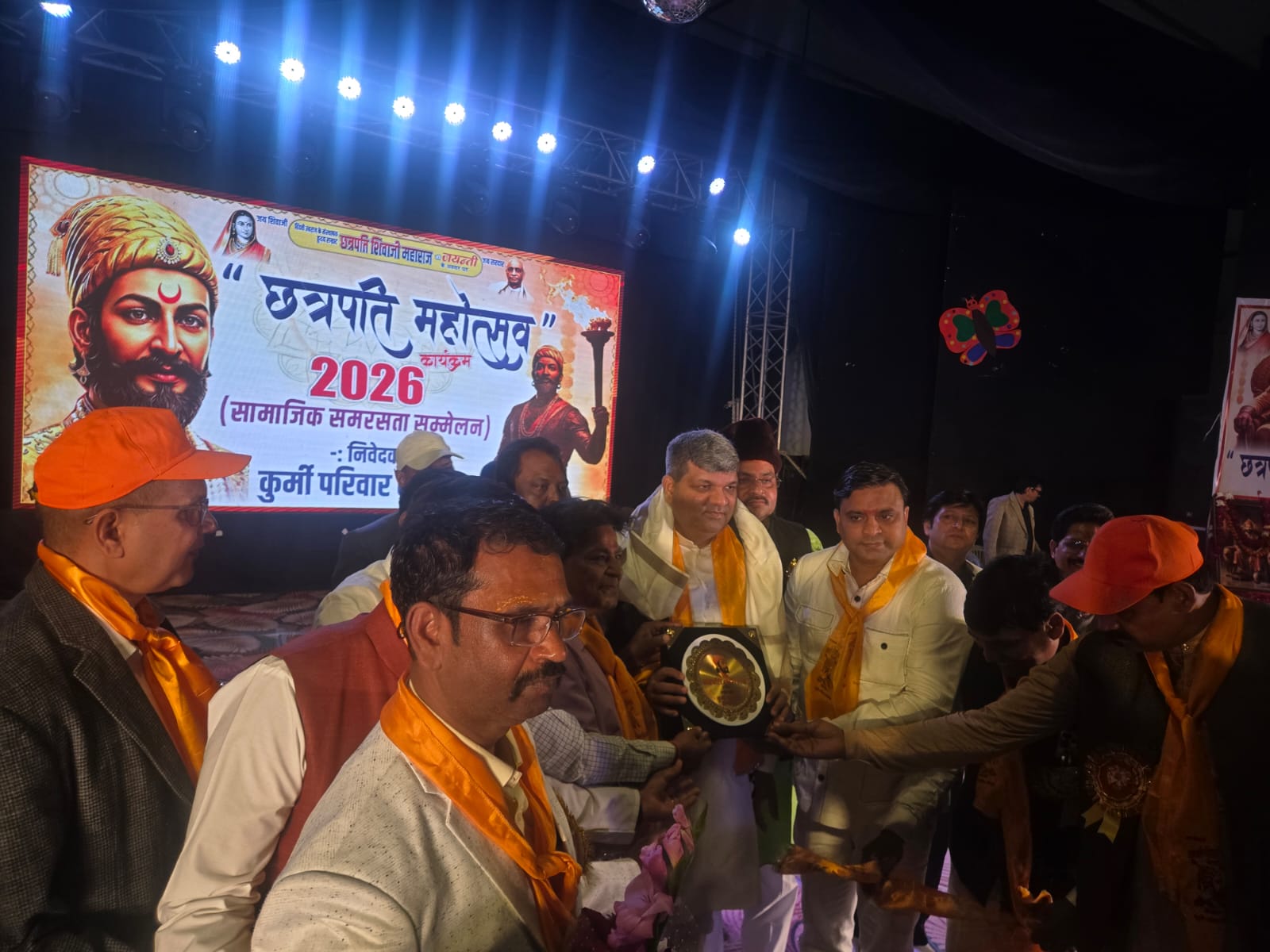 कैबिनेट मंत्री आशीष पटेल का सम्मान करते पदाधिकारी कैबिनेट मंत्री आशीष पटेल का सम्मान करते पदाधिकारी