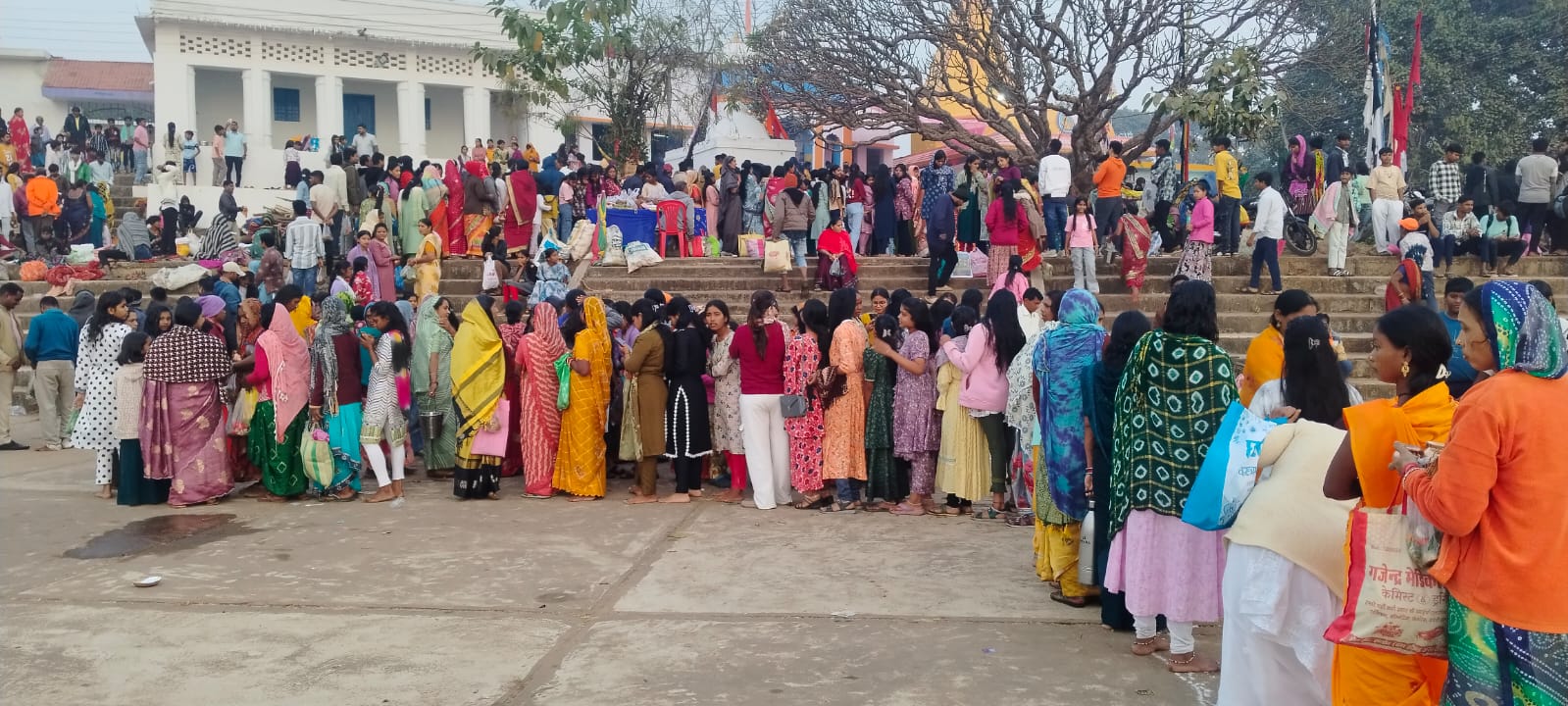 दर्शन पूजन के लिए लगी कतार। दर्शन पूजन के लिए लगी कतार।