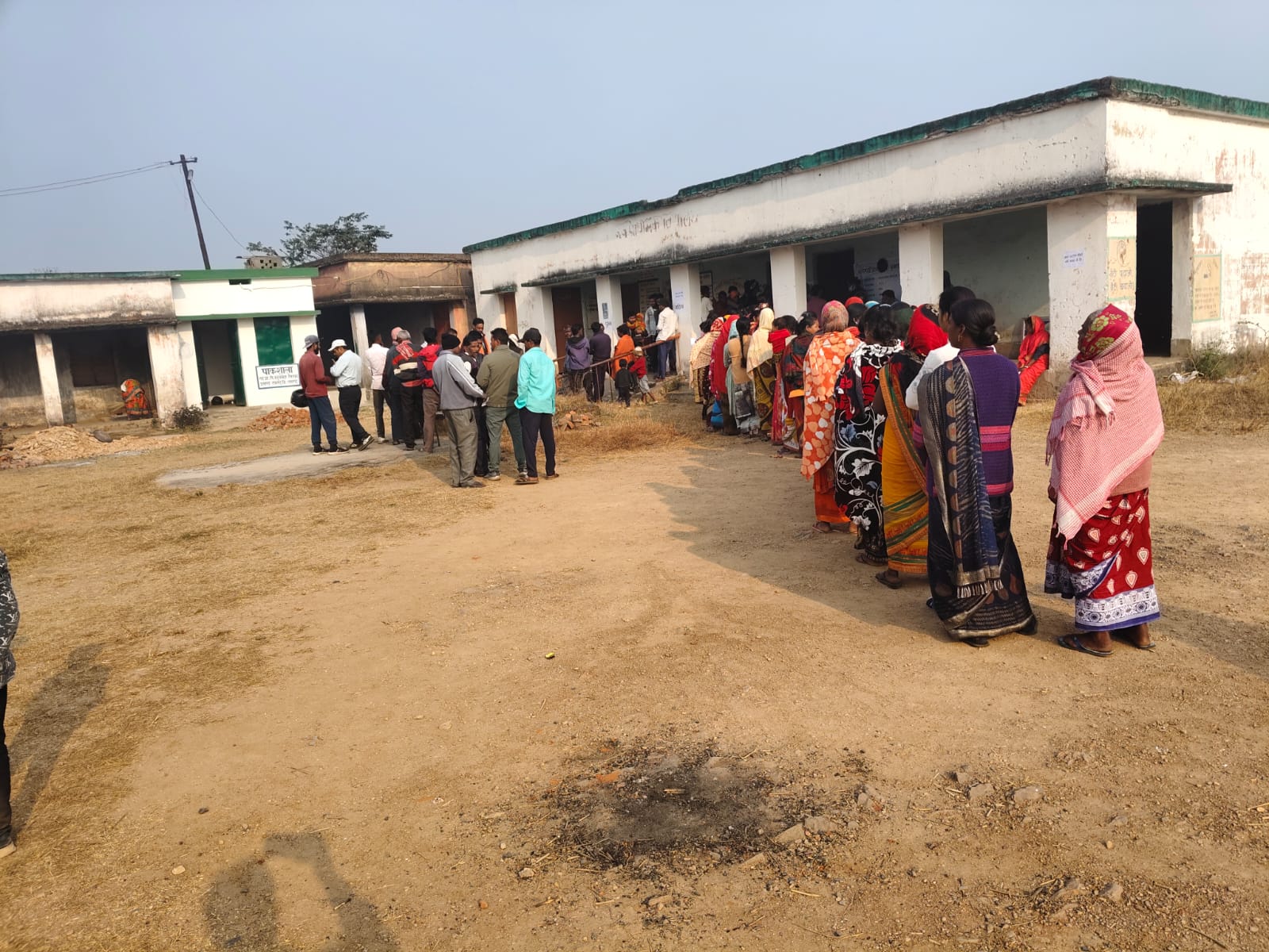 मतदान केंद्र पर लगी मतदाताओं की भीड़ मतदान केंद्र पर लगी मतदाताओं की भीड़