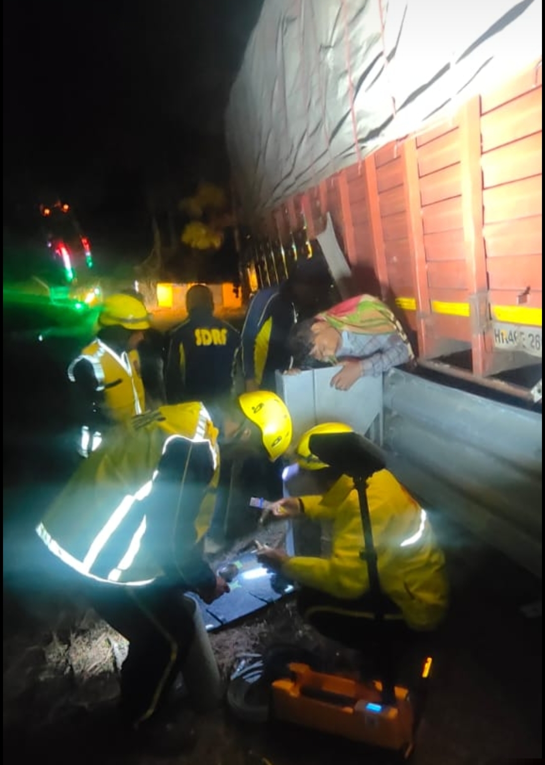 अल्मोड़ा के ताकुला रोड पर रेस्क्यू करती एसडी आरएफ। अल्मोड़ा के ताकुला रोड पर रेस्क्यू करती एसडी आरएफ।