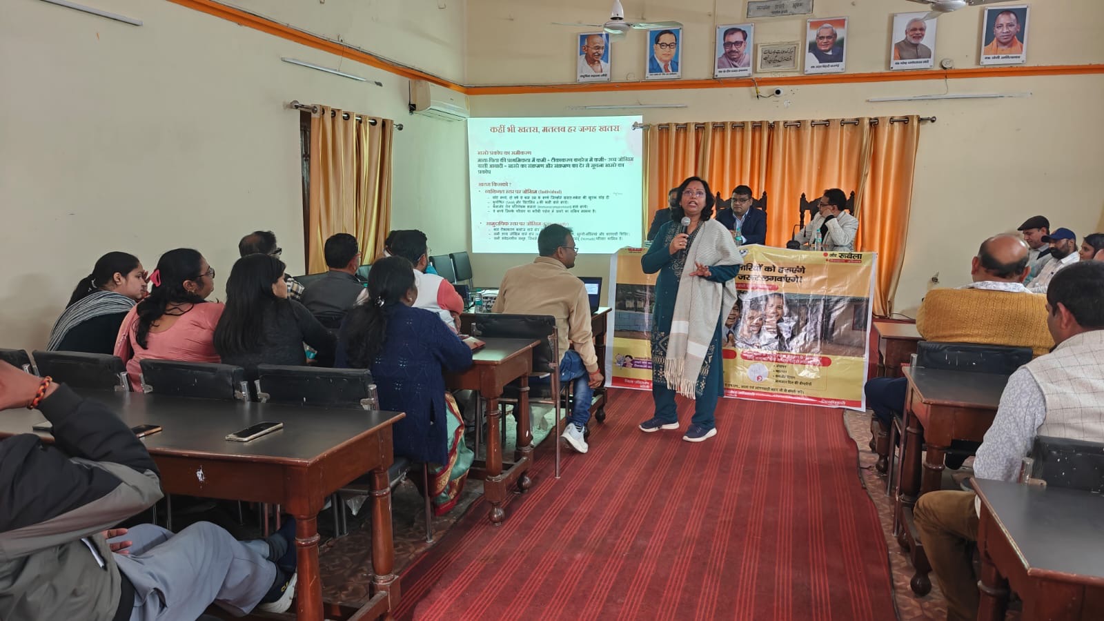 नगर निगम सभागार में एमआर टीकाकरण अभियान को सफल बनाने को लेकर पार्षदों एवं स्वास्थ्य अधिकारियों के साथ बैठक करते उप सभापति सर्वेश।