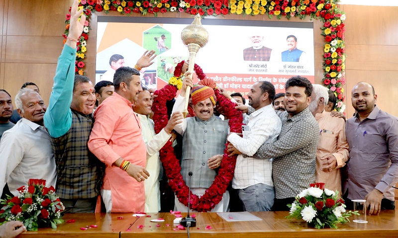 मुख्यमंत्री निवास पहुंचे किसानों से बात चर्चा करते हुए मोहन यादव