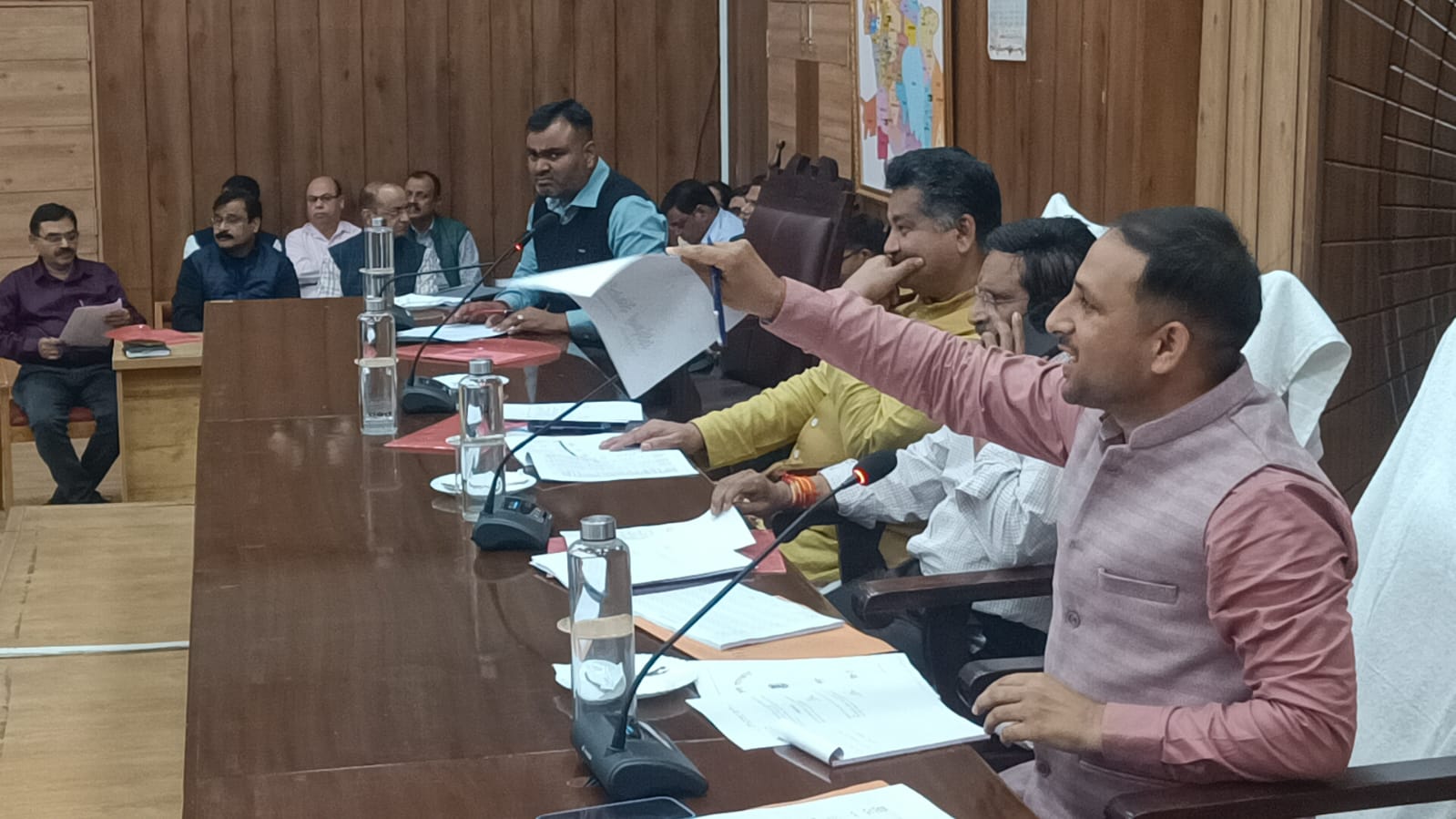 पार्षद निधि एक करोड़ करने की मांग को लेकर हंगामा, बढ़ोतरी के आश्वासन पर शांत हुआ सदन* पार्षद निधि एक करोड़ करने की मांग को लेकर हंगामा, बढ़ोतरी के आश्वासन पर शांत हुआ सदन*