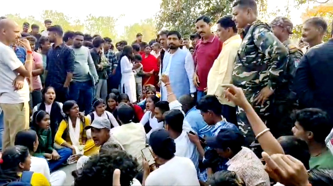 धरना प्रदर्शन करते छात्र